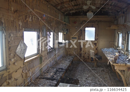 旧愛国駅は現在廃線駅に錆び付いた廃車輛ヨ4353車掌車内1 116634425