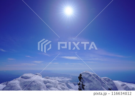 冬季鳥海山頂上からの日本海と太陽 116634812