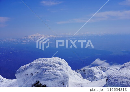 冬季鳥海山頂上からの月山と朝日連峰 116634818