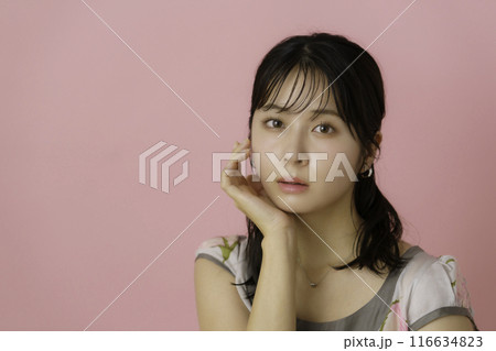 ピンク背景の若い女性のポートレート 116634823