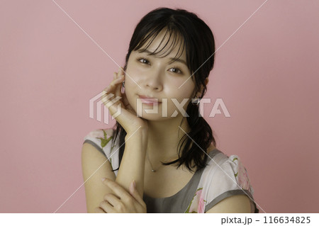 ピンク背景の若い女性のポートレート ピンク背景の若い女性のポートレート 116634825