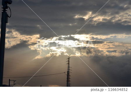 雲の切れ間から太陽の光が輝いている 雲の切れ間から太陽の光が輝いている 116634852