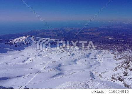 冬季鳥海山頂上からの雪原と稲倉岳と日本海 冬季鳥海山頂上からの雪原と稲倉岳と日本海 116634916