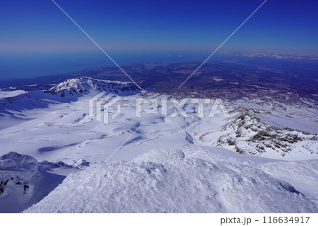 冬季鳥海山頂上からの雪原と稲倉岳と日本海 冬季鳥海山頂上からの雪原と稲倉岳と日本海 116634917