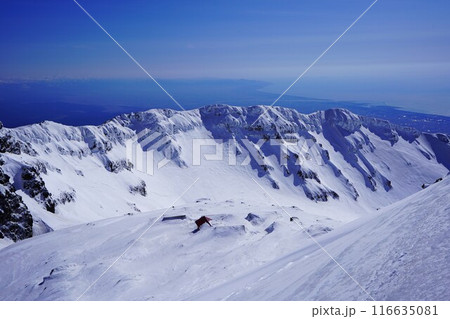 冬季鳥海山の外輪山の稜線 116635081
