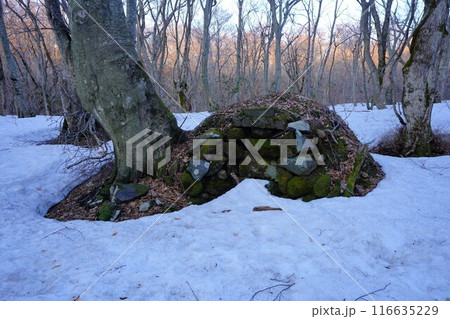 冬季鳥海山中島台の炭焼き釜 冬季鳥海山中島台の炭焼き釜 116635229
