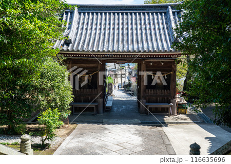 初秋の坂越　随神門と参道　兵庫県赤穂市 116635696