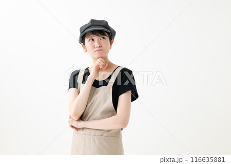 エプロン姿で悩む女性 116635881