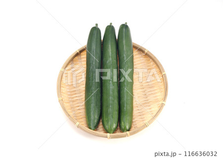 ザルに盛られた新鮮なきゅうり ザルに盛られた新鮮なきゅうり 116636032