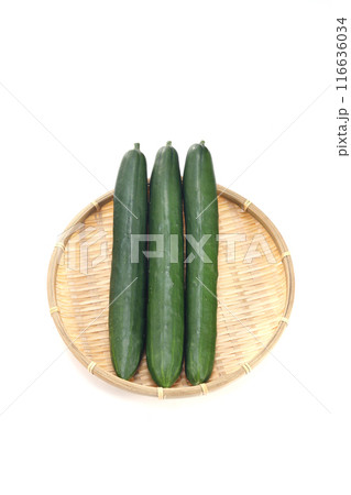 ザルに盛られた新鮮なきゅうり 116636034