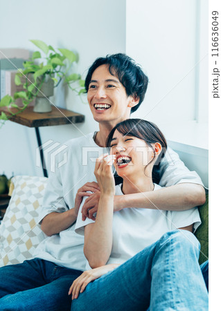 リビングでくつろぐ若いカップル 116636049