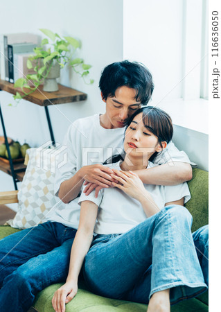 リビングでくつろぐ若いカップル 116636050