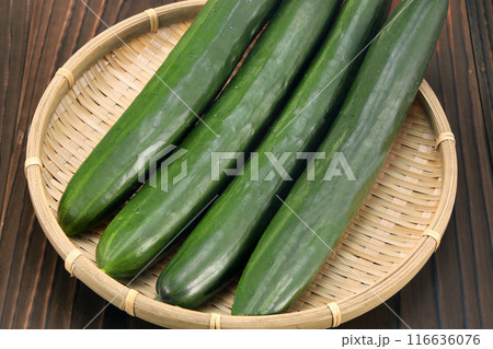 ザルに盛られた新鮮なきゅうり 116636076