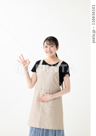 エプロン姿の女性　OKサイン 116636101