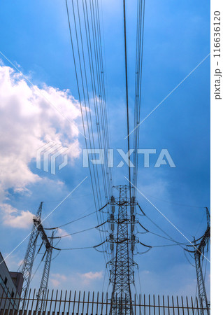 日本の電力都市景観 日本のエネルギー…街中の変電所。鉄塔や送電線などを望む＝4日 116636120