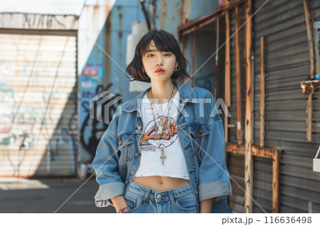 AI生成画像　Z世代の日本人の女の子のストリートスナップ 116636498