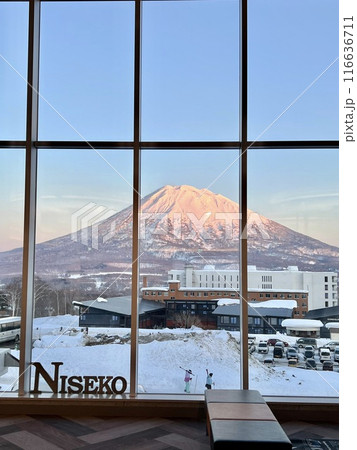 ヒラフスキー場の施設内から見られる羊蹄山のNisekoの文字 ヒラフスキー場の施設内から見られる羊蹄山のNisekoの文字 116636711
