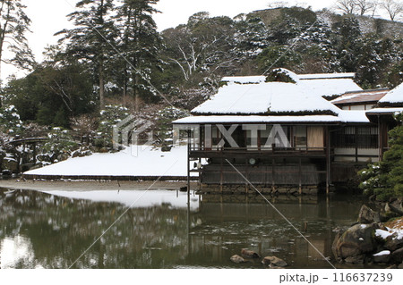 滋賀県彦根市にある「玄宮園の雪景色」 滋賀県彦根市にある「玄宮園の雪景色」 116637239