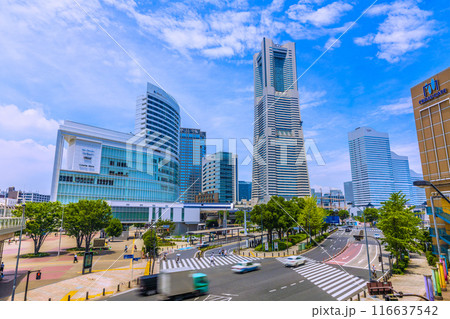 日本の横浜都市景観 桜木町駅前から夏空が広がる横浜ランドマークタワーなど、みなとみらいの街を望む 116637542