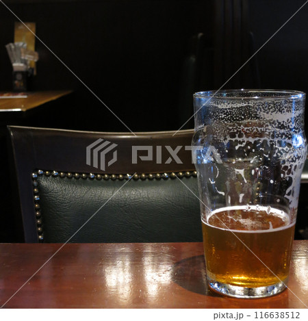 英国パブでビール(エール)を呑む 英国パブでビール(エール)を呑む 116638512