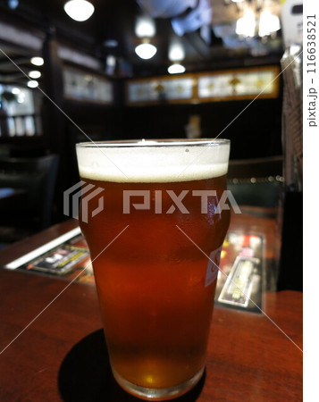 英国パブでビール(エール)を呑む 英国パブでビール(エール)を呑む 116638521