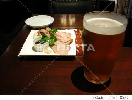 英国パブでビール(エール)を呑む 英国パブでビール(エール)を呑む 116638527