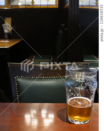 英国パブでビール（エール）を呑む 116638535