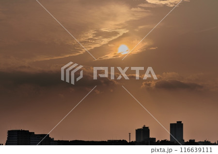 夕暮れ、雲の間から差し込む夕日 夕暮れ、雲の間から差し込む夕日 116639111