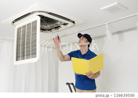 天井のエアコンの点検をする男性作業員 天井のエアコンの点検をする男性作業員 116639500