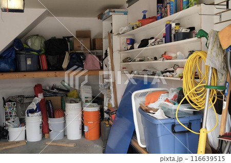 雑多なモノであふれた一般家庭のガレージ 116639515