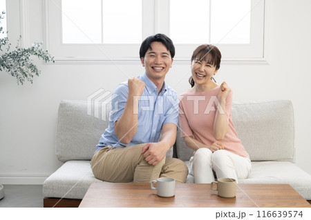 ガッツポーズをする若い夫婦 ガッツポーズをする若い夫婦 116639574