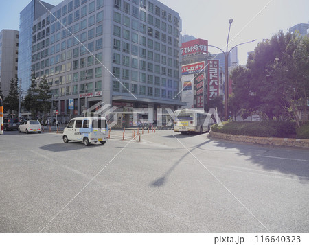 新宿駅西口前の道路風景。 新宿駅西口前の道路風景。 116640323