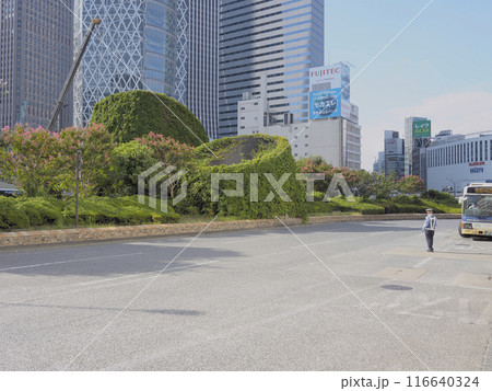 新宿駅西口前の道路風景。 新宿駅西口前の道路風景。 116640324