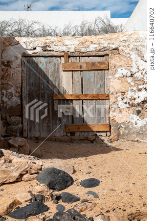 Wooden gate of an abandoned house, Spain 116640702