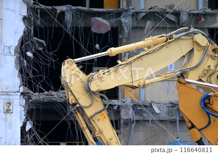 解体中の鉄筋コンクリート建物 イメージ 解体中の鉄筋コンクリート建物 イメージ 116640811