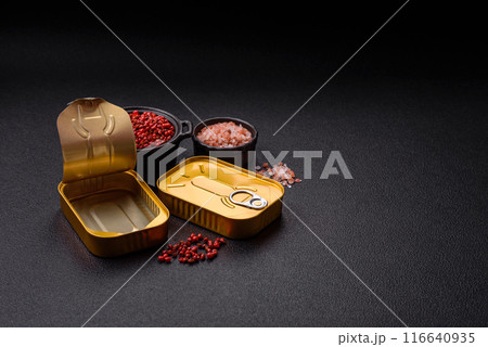 Metal can with canned meat or fish with a key to open it 116640935