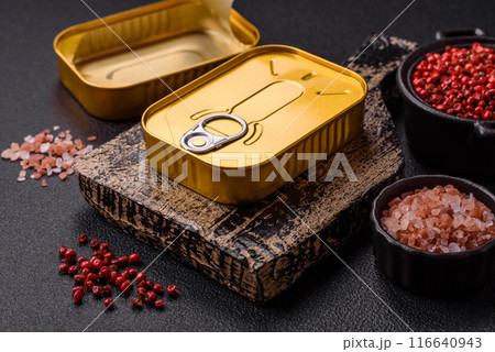 Metal can with canned meat or fish with a key to open it 116640943