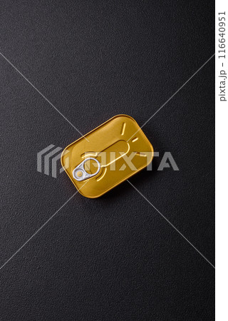 Metal can with canned meat or fish with a key to open it 116640951