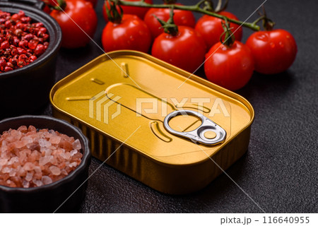Metal can with canned meat or fish with a key to open it 116640955