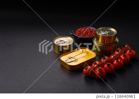 Metal can with canned meat or fish with a key to open it 116640961