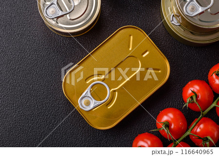 Metal can with canned meat or fish with a key to open it 116640965