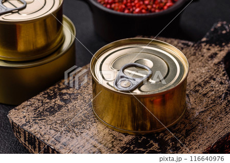 Metal can with canned meat or fish with a key to open it 116640976