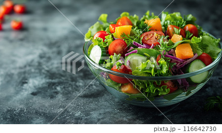 ガラスボウルに盛られたサラダ ガラスボウルに盛られたサラダ 116642730