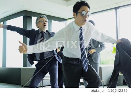 踊るビジネスマン 116642883