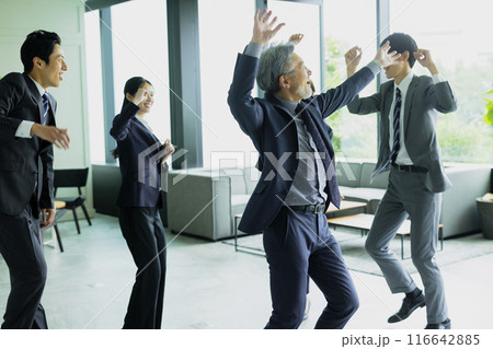 踊るビジネスマン 踊るビジネスマン 116642885