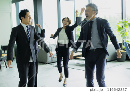 踊るビジネスマン 踊るビジネスマン 116642887