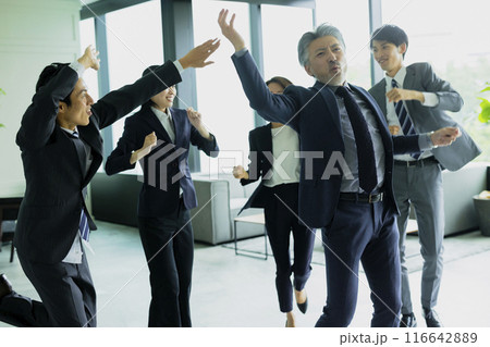 踊るビジネスマン 116642889
