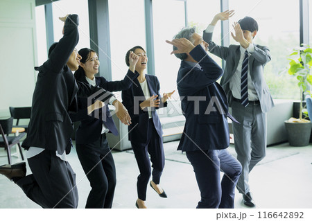 踊るビジネスマン 踊るビジネスマン 116642892