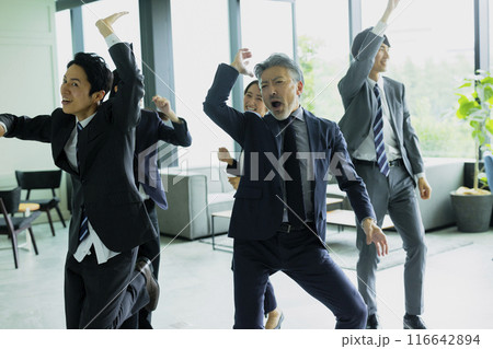 踊るビジネスマン 116642894