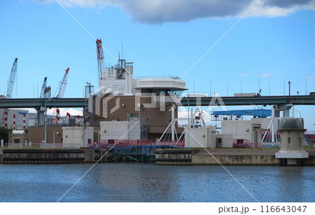 パナマ運河と同じ仕組みの水門を備える尼崎閘門（尼ロック）海側から見た第1閘門と、集中管理棟・検潮所 116643047